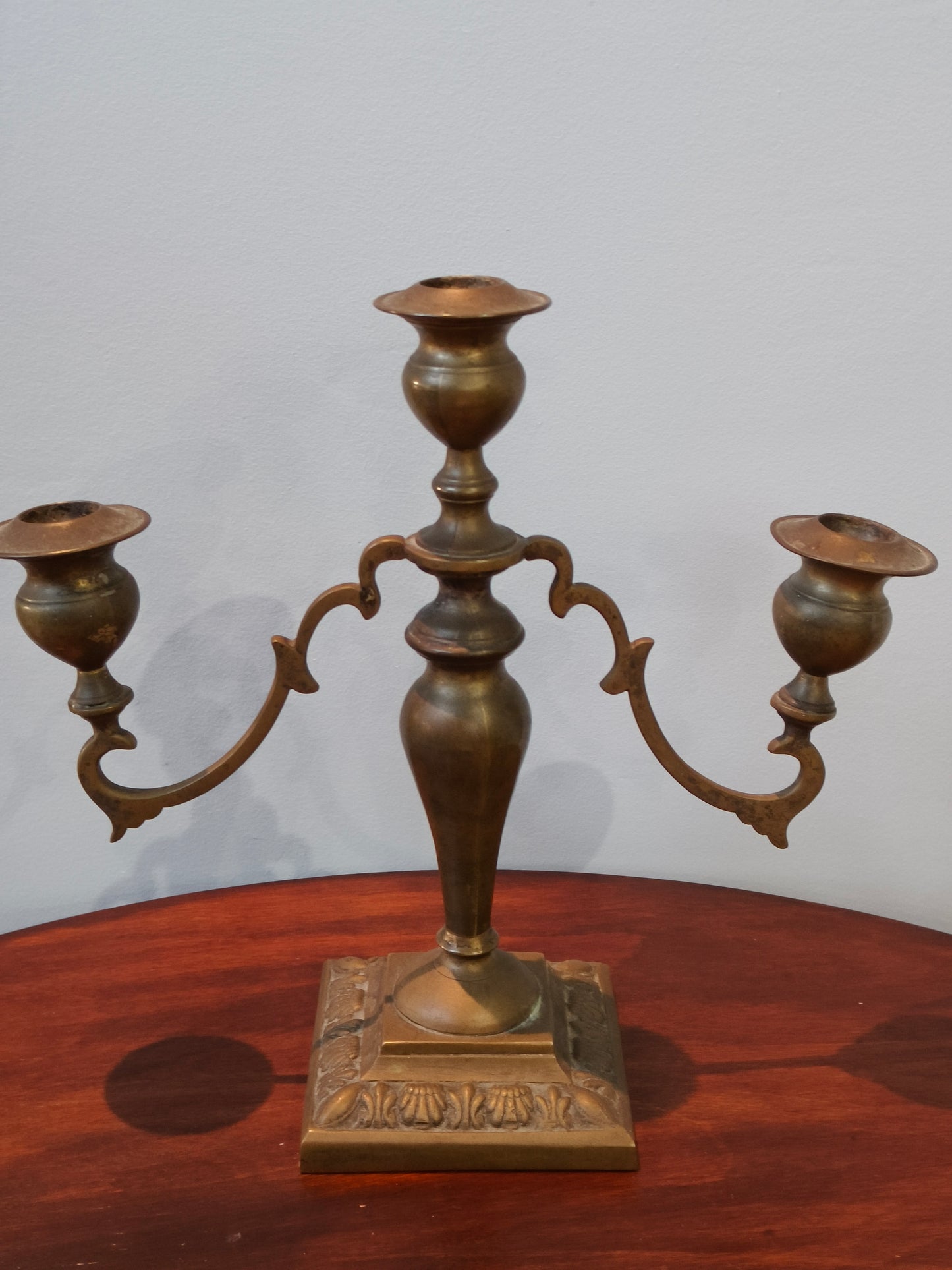 Świecznik trójramienny, mosiądz