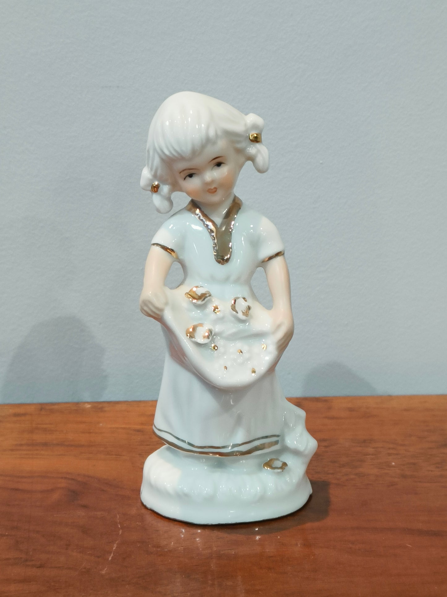 Figurka porcelanowa, szkliwiona