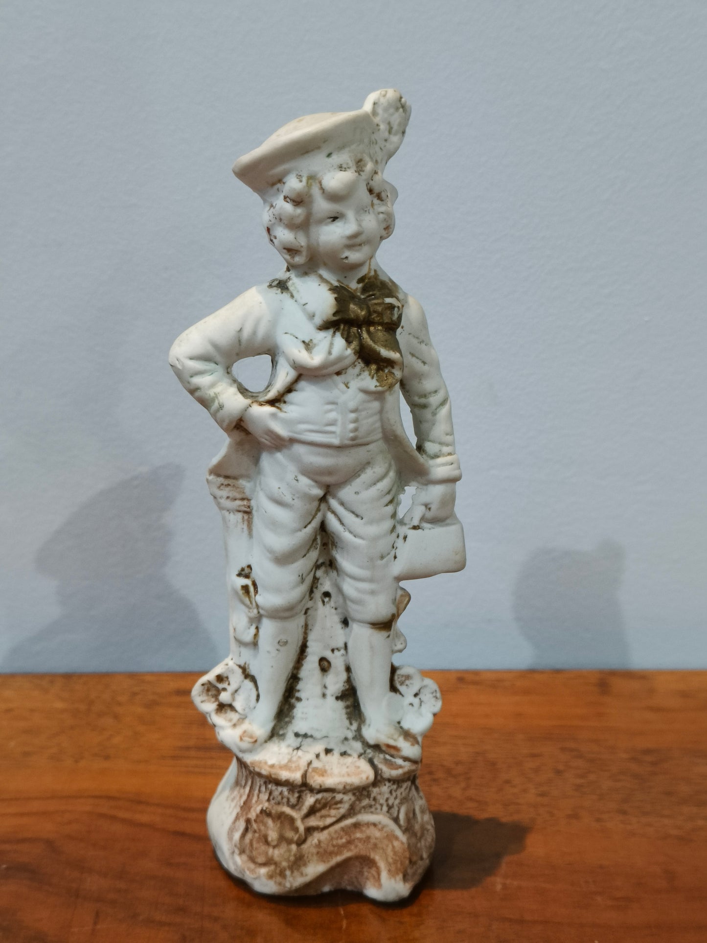 Figurka porcelanowa, zdobiona, chłopiec