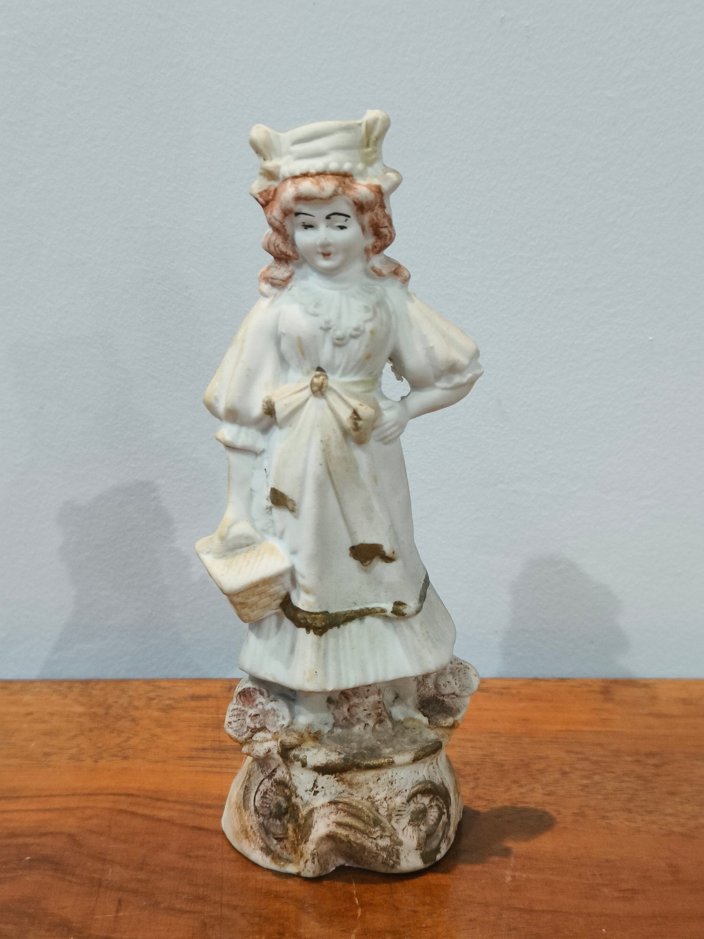 Figurka porcelanowa, zdobiona, dziewczynka