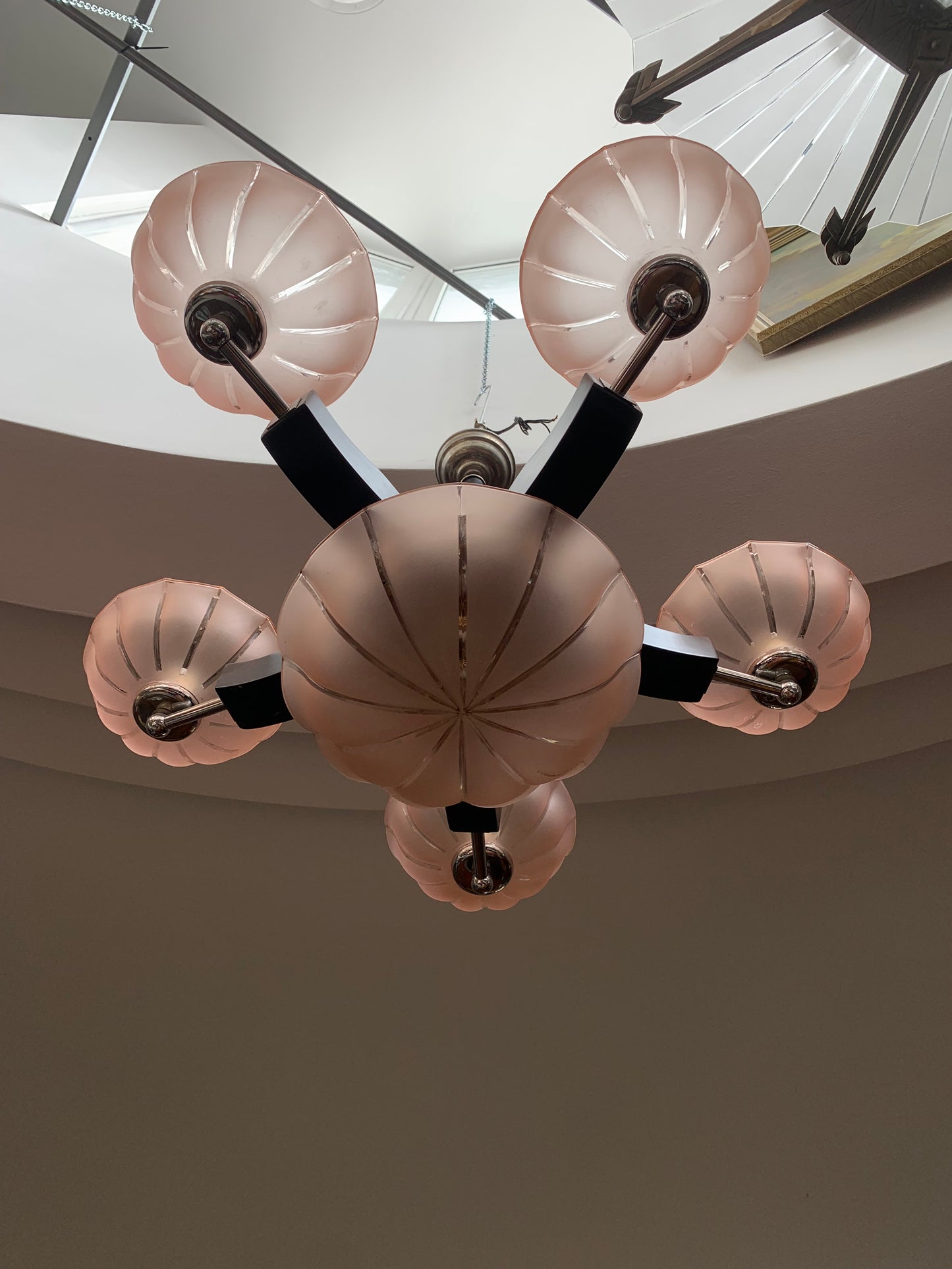 Żyrandol Art Deco lata 30-e, różowe klosze
