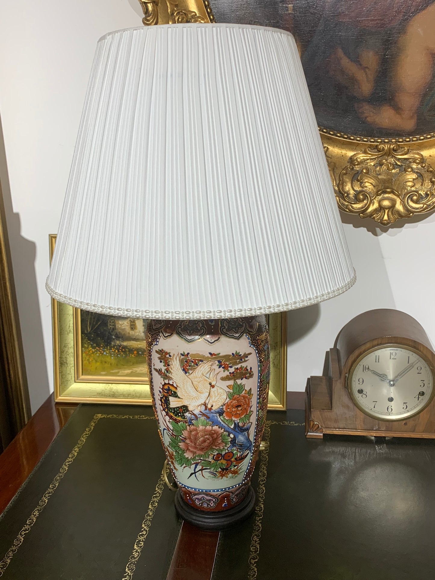 Lampa porcelanowa, stołowa z plisowanym abażurem