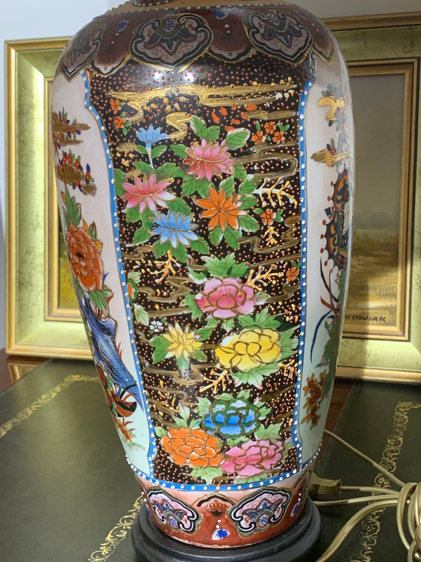 Lampa porcelanowa, stołowa z plisowanym abażurem