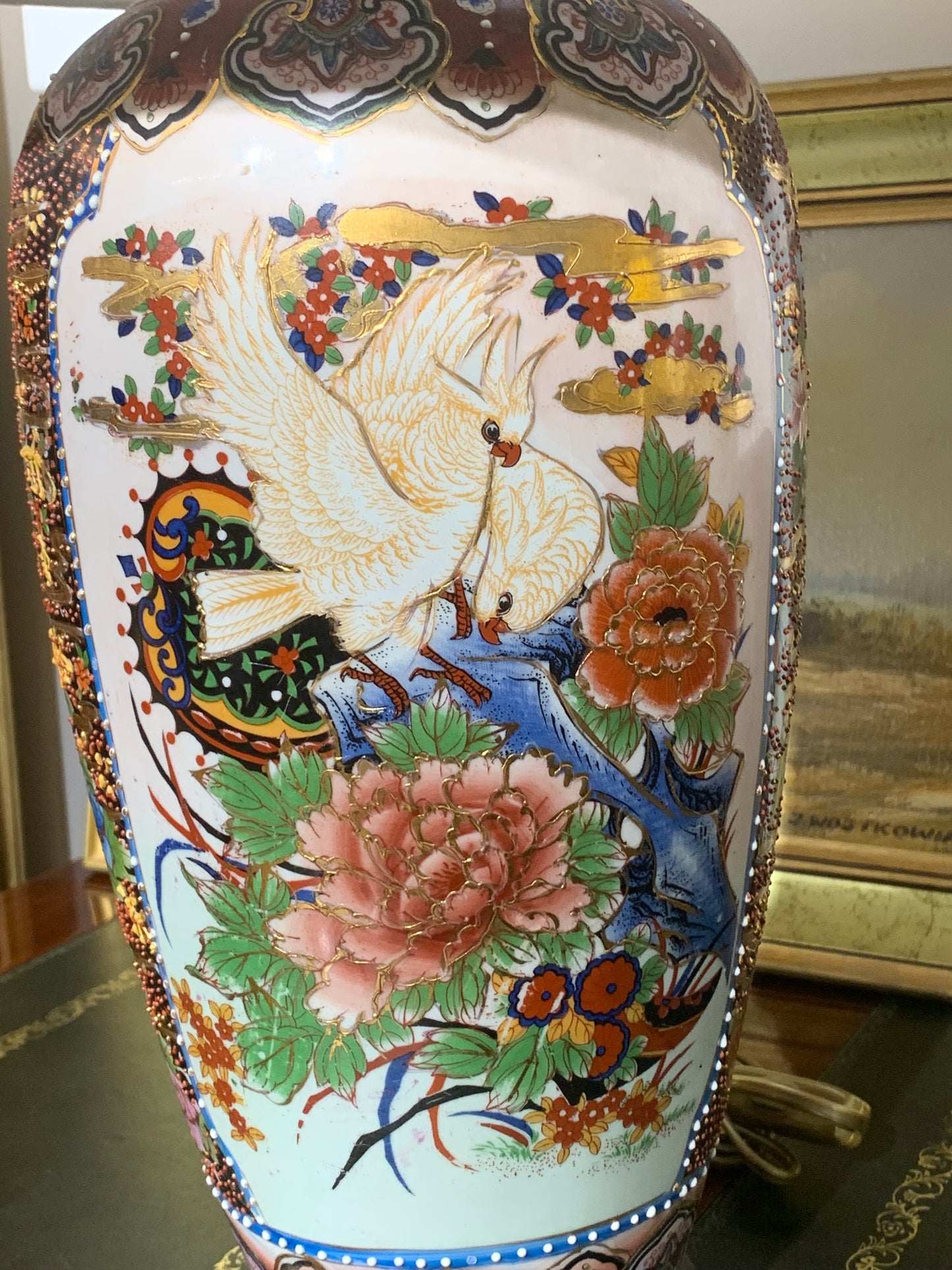 Lampa porcelanowa, stołowa z plisowanym abażurem