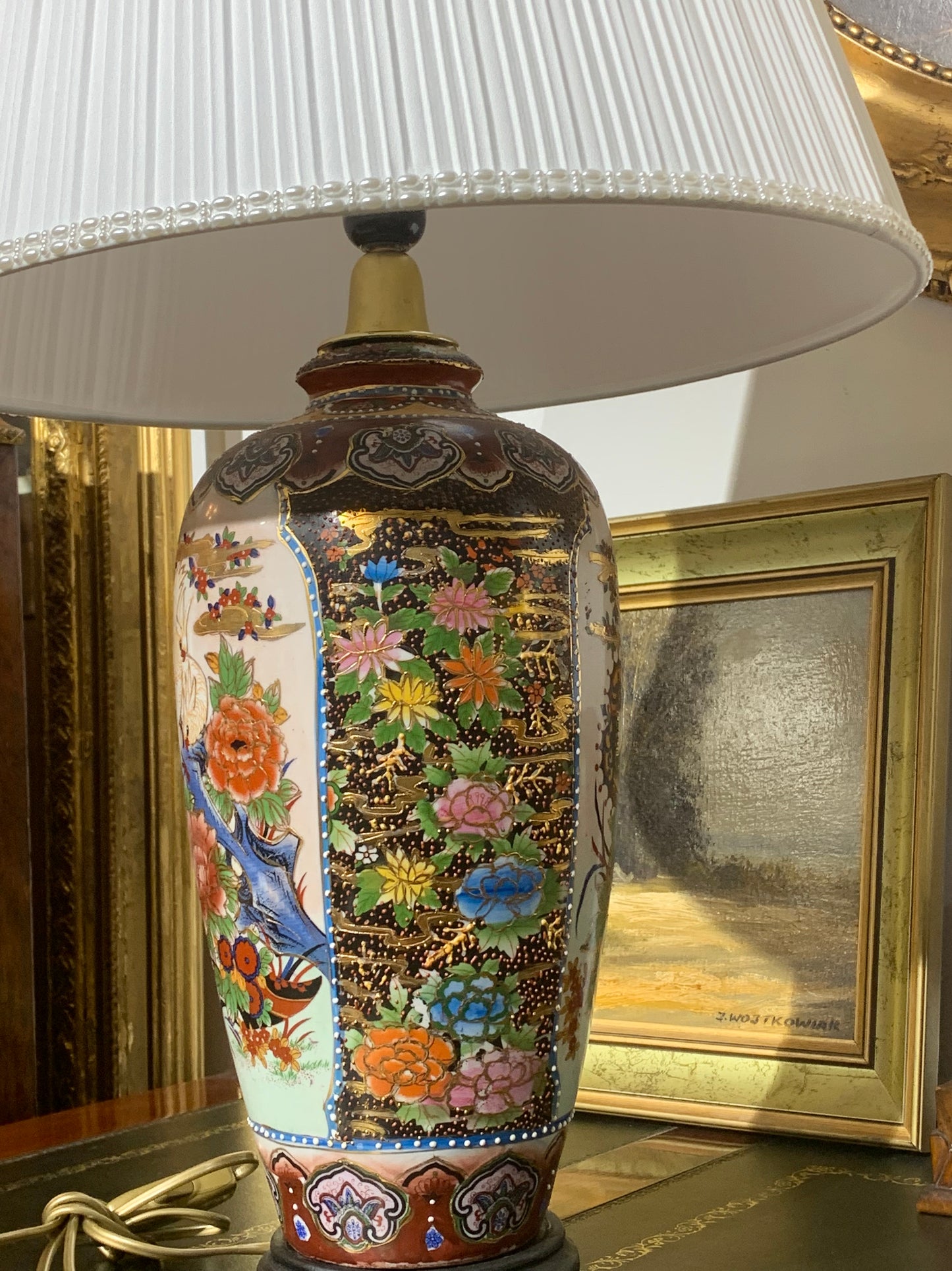 Lampa porcelanowa, stołowa z plisowanym abażurem