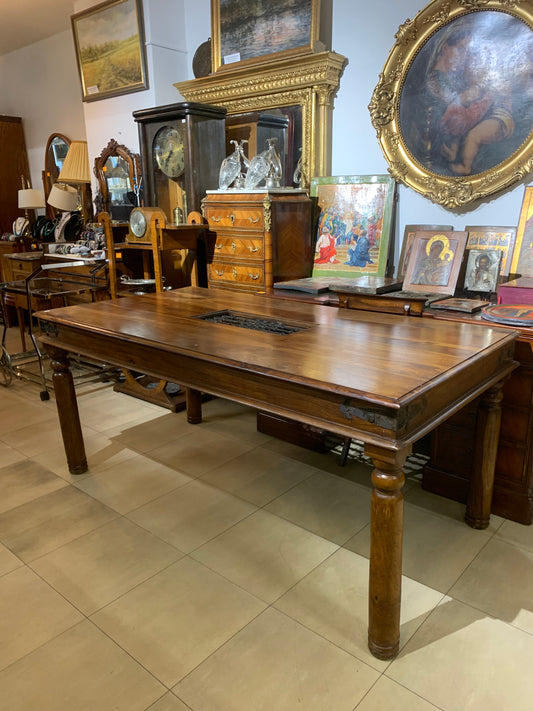 Stół kolonialny, mahoniowy z orientalnym zdobieniem