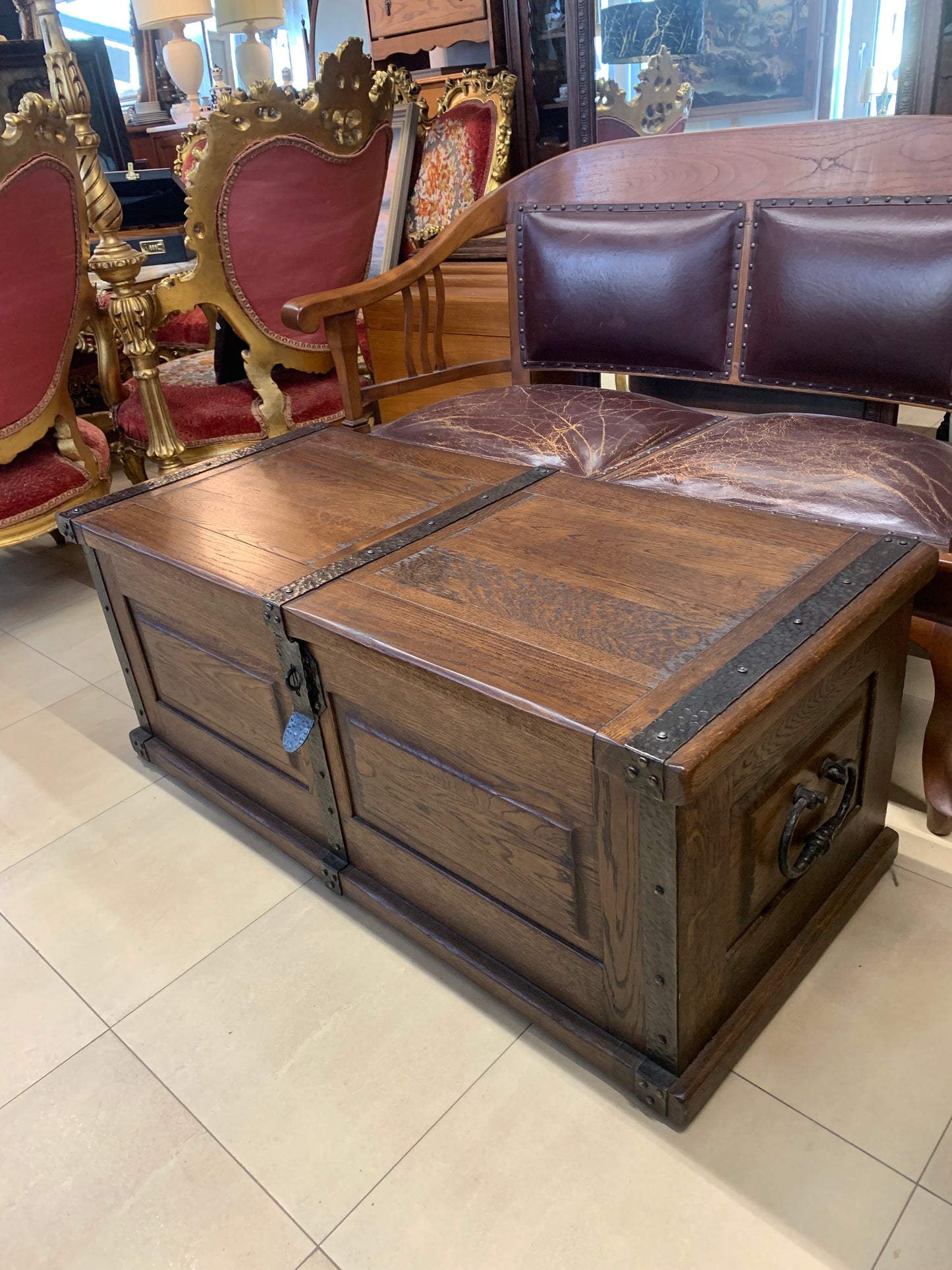 Dębowa skrzynia, okucia, sygnowana Fabryka mebli Twaróg