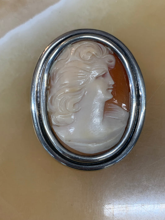 Broszka, kamea srebro, muszla