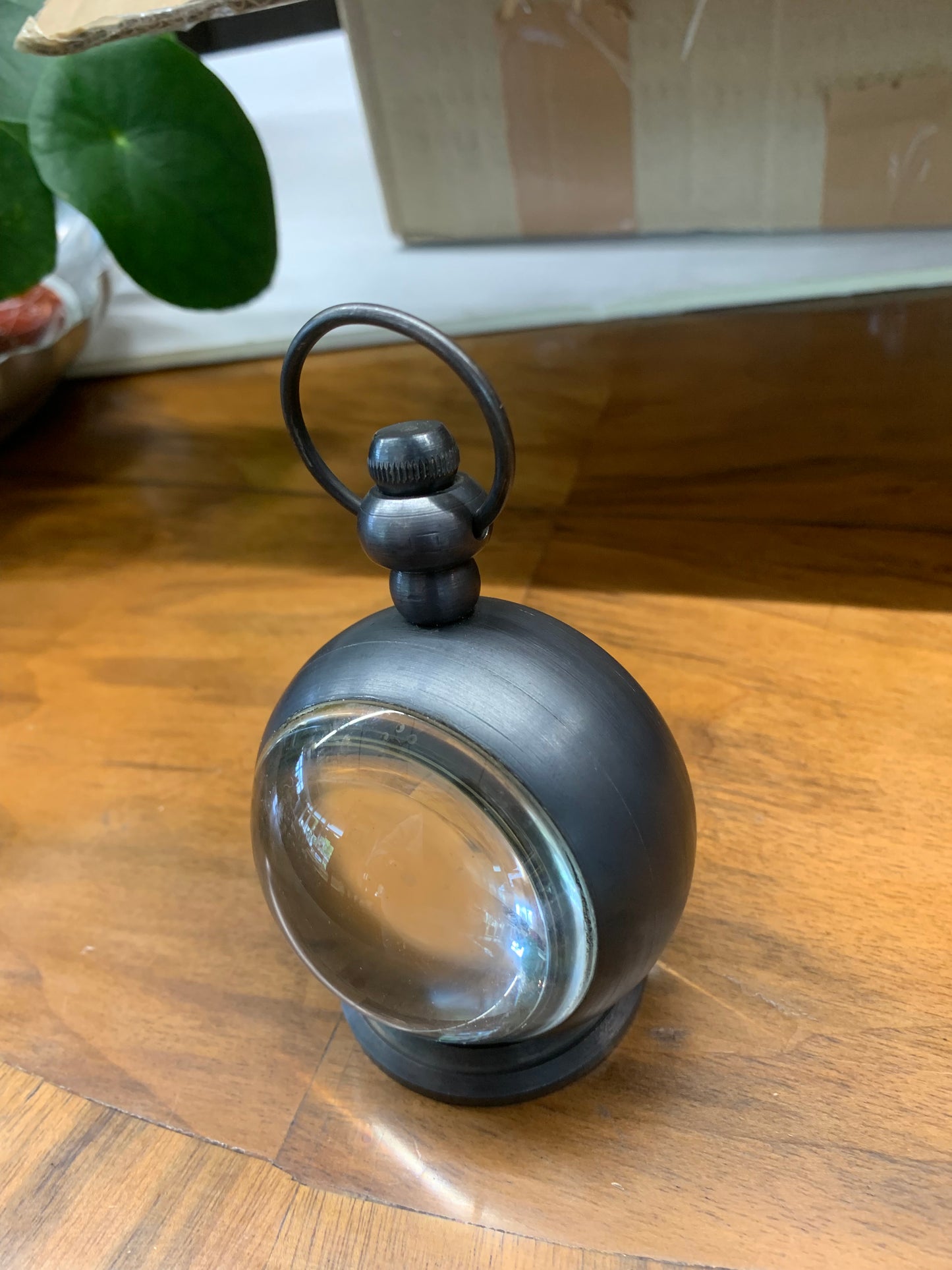 Zegar soczewkowy, kula na podstawie Schweizaria Ancre Prima