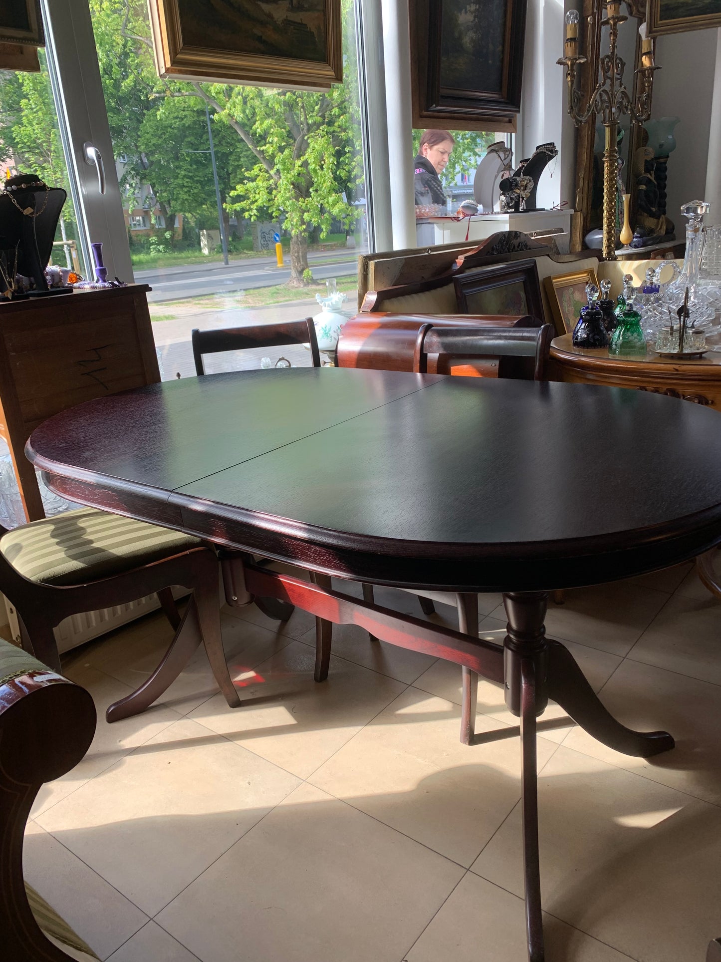 Stół owalny, rozkładany w kolorze ciemna wiśnia