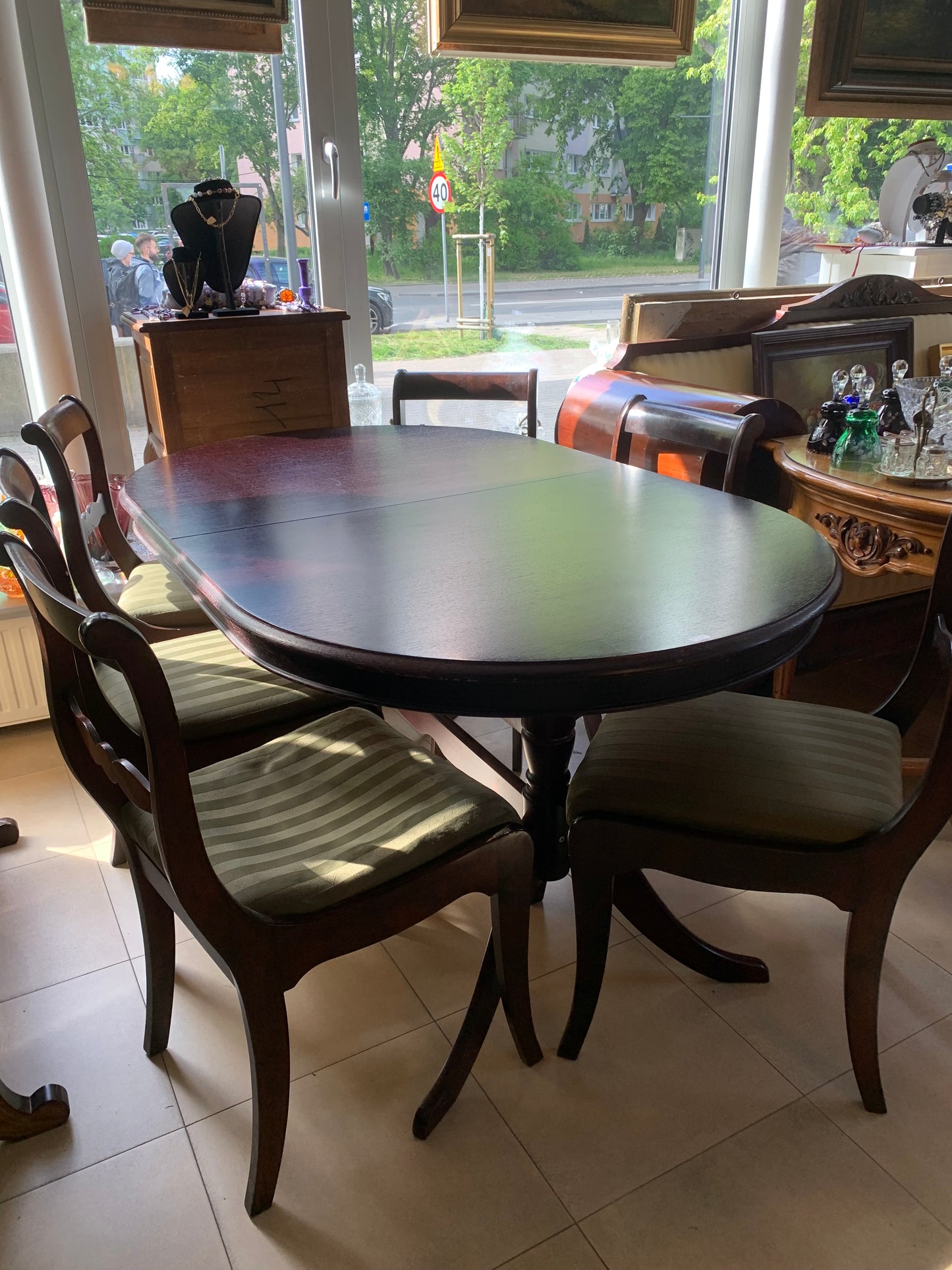 Stół owalny, rozkładany w kolorze ciemna wiśnia