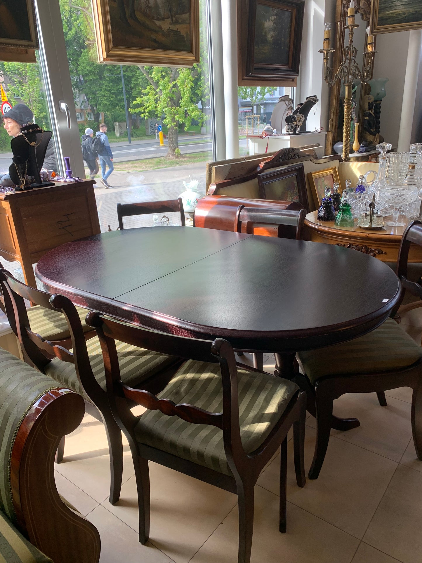 Stół owalny, rozkładany w kolorze ciemna wiśnia