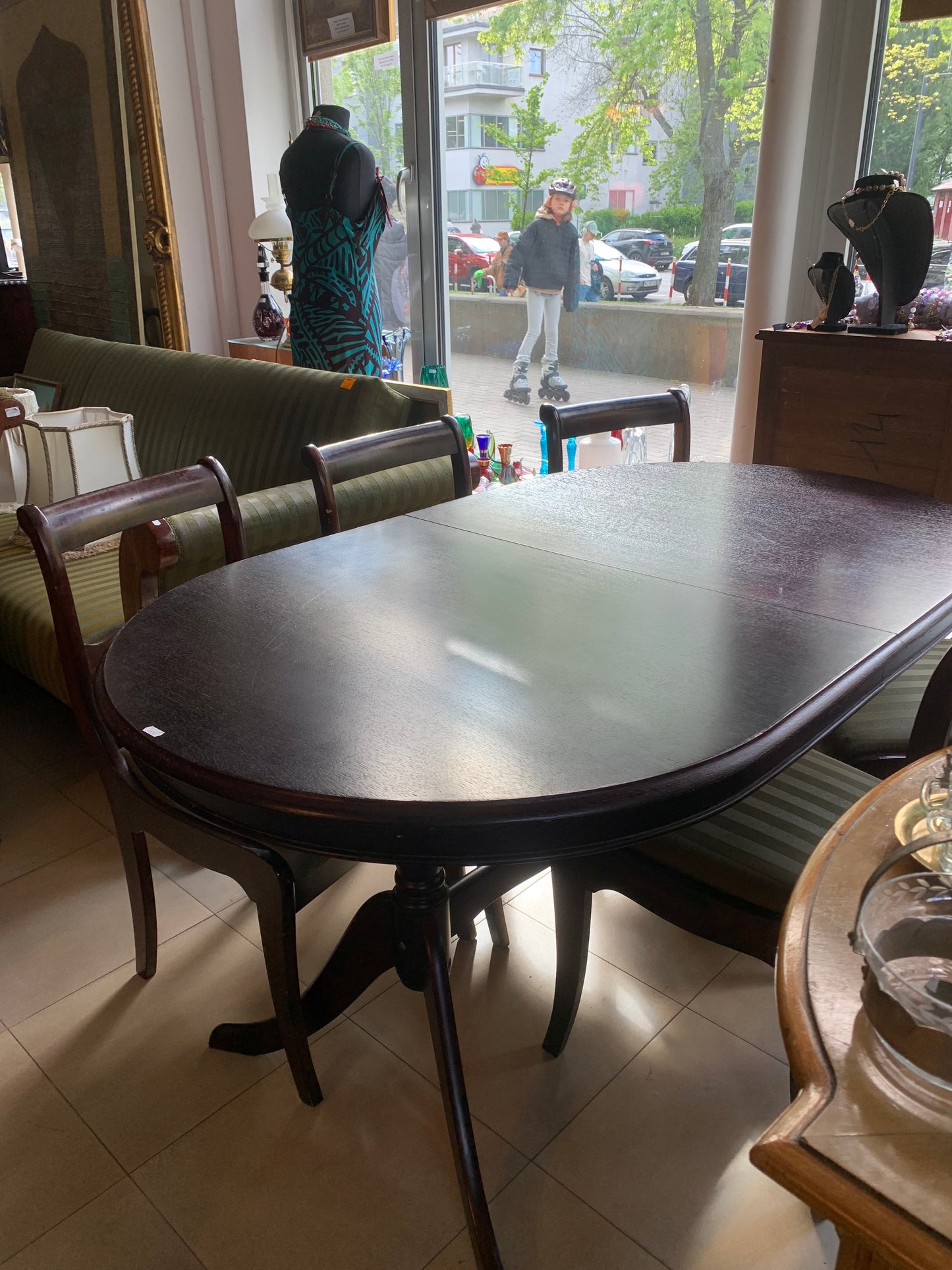 Stół owalny, rozkładany w kolorze ciemna wiśnia