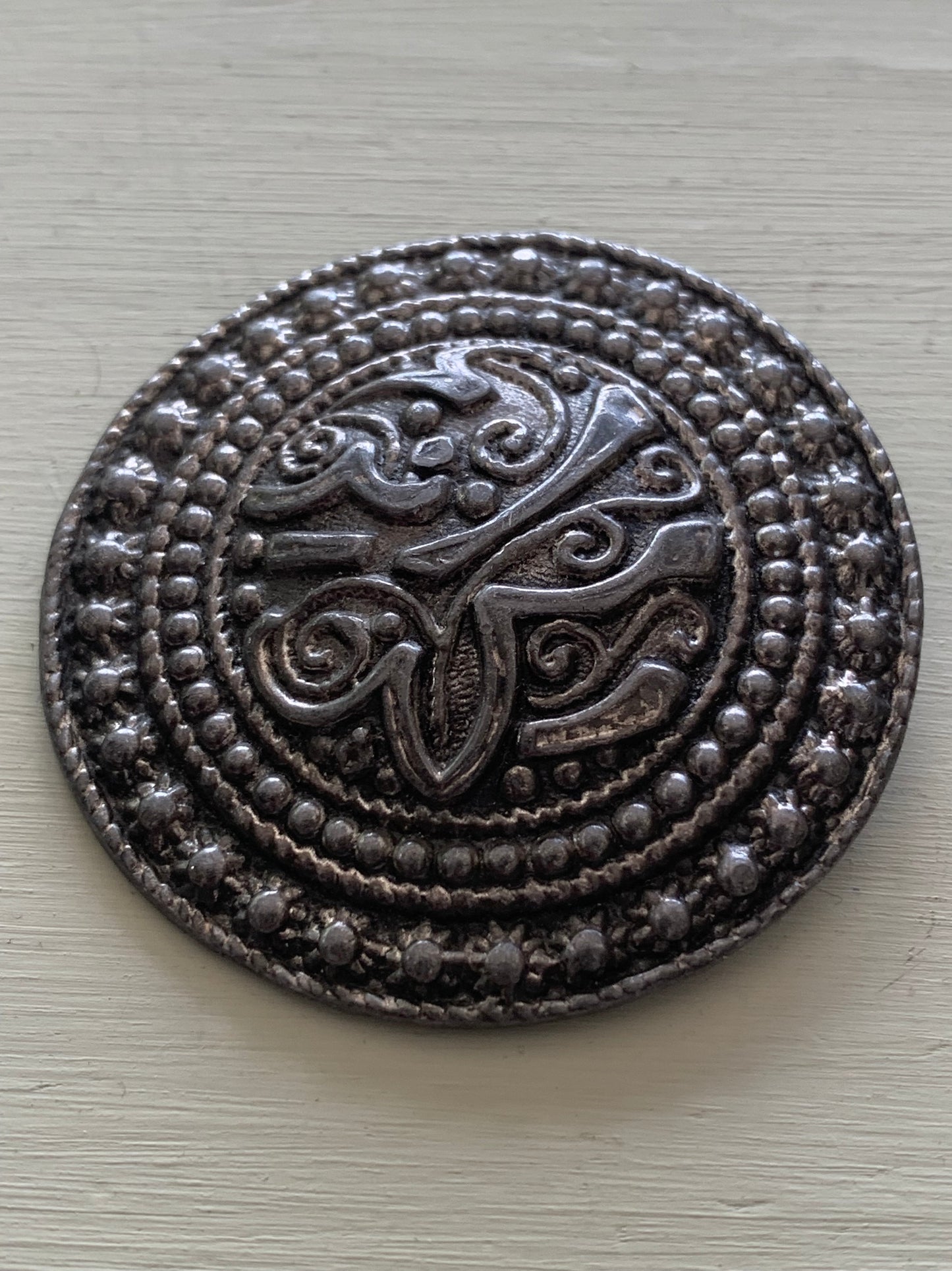 Broszka orientalna, metal