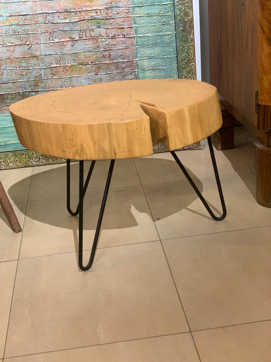 Stolik kawowy z plastra dębiny, nogi z recyklingu