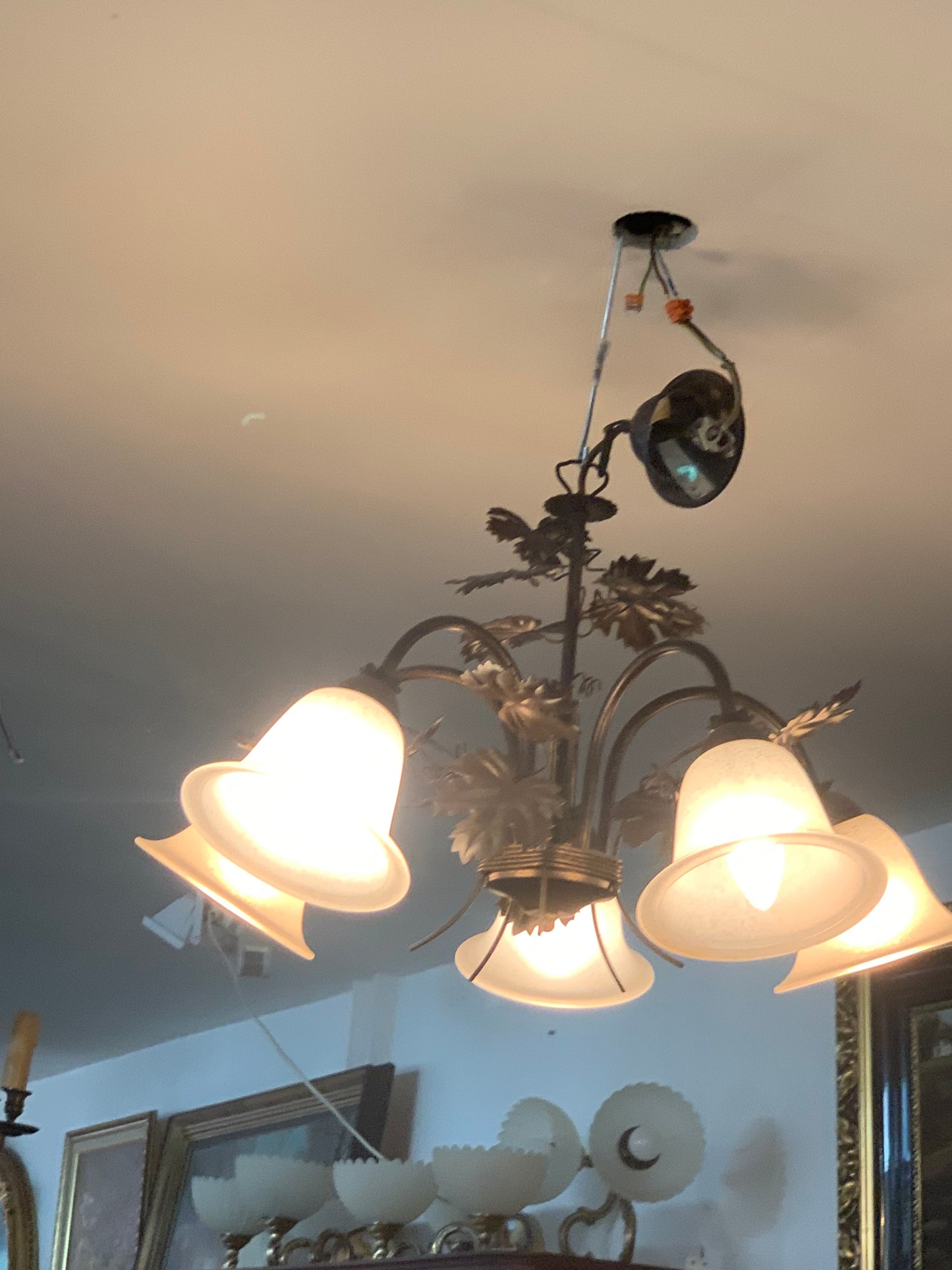 Żyrandol pięcioramienny, metaloplastyka, szkło