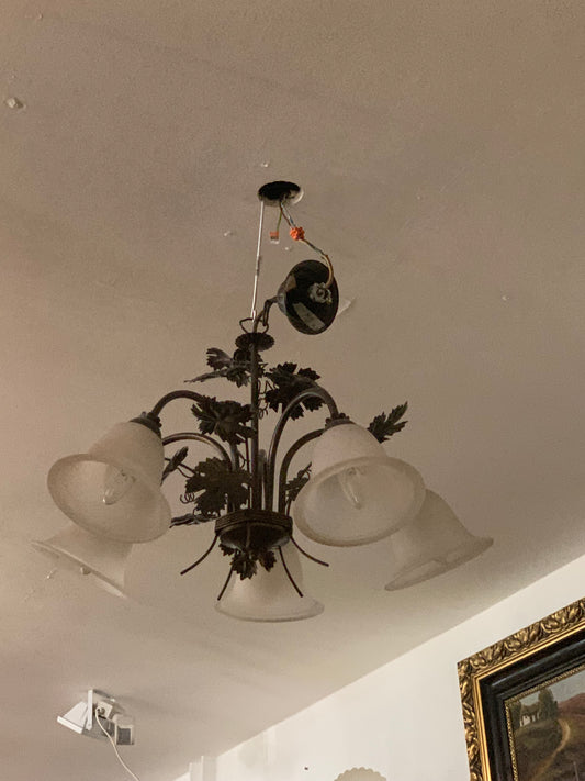 Żyrandol pięcioramienny, metaloplastyka, szkło