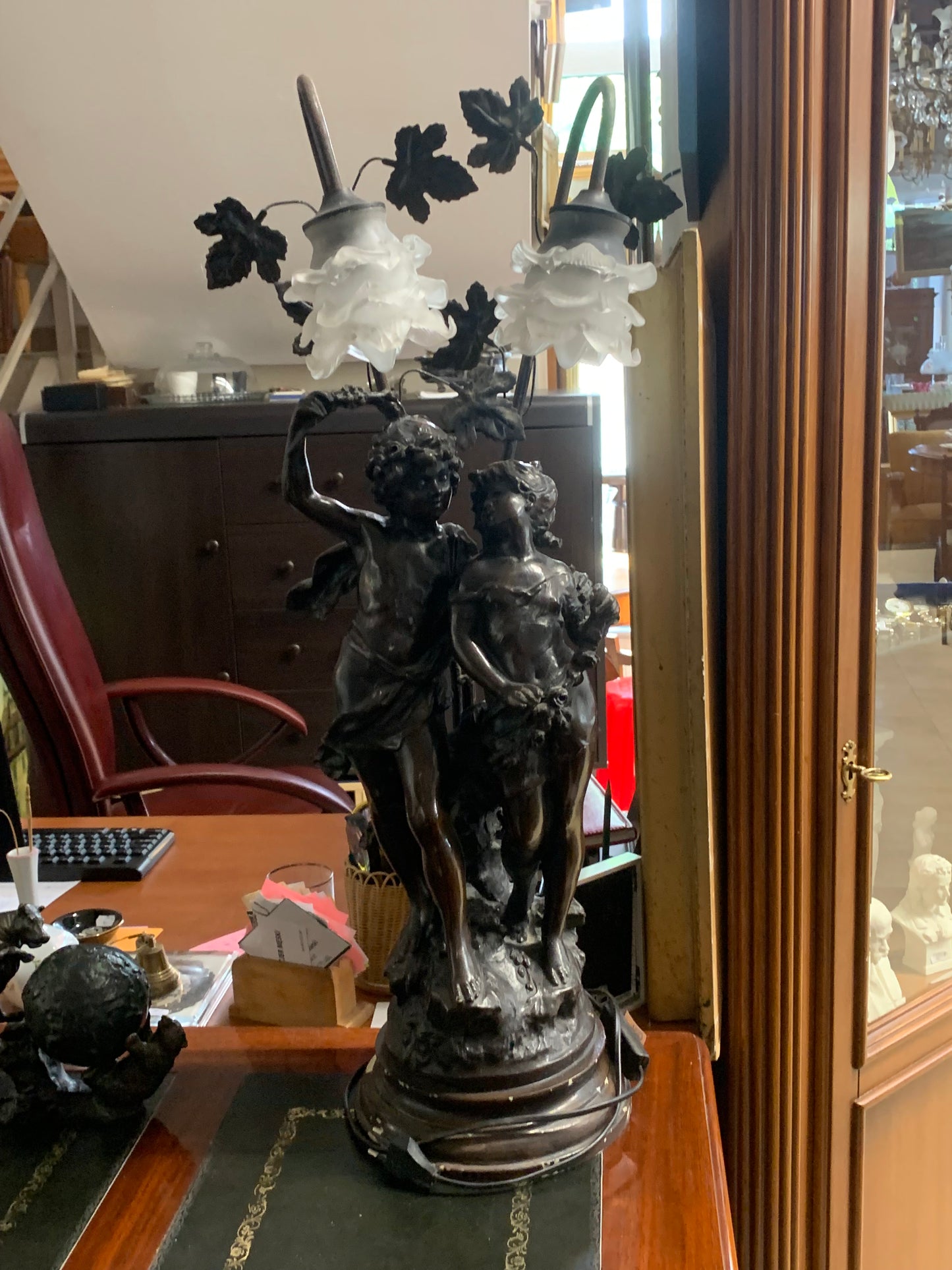 Lampa figuralna z oryginalnymi kloszami Murano, sygnowana