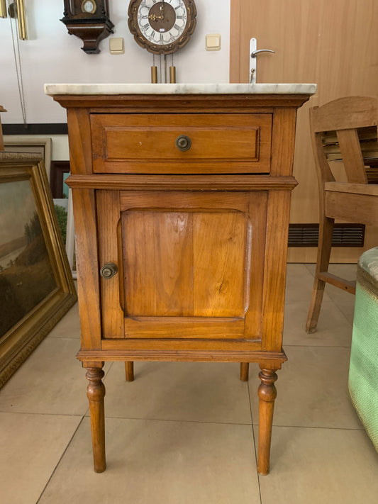 Szafka z marmurowym blatem