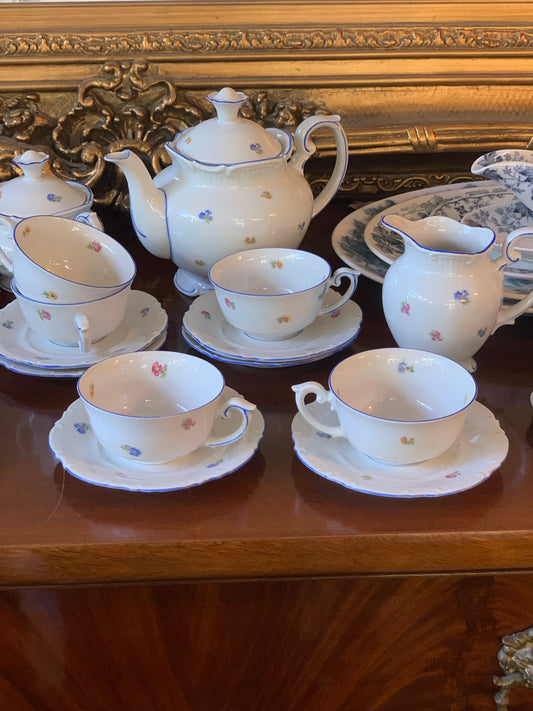 Serwis herbaciany z białej porcelany na 5 osób sygnowany Roshurl 1906-1968