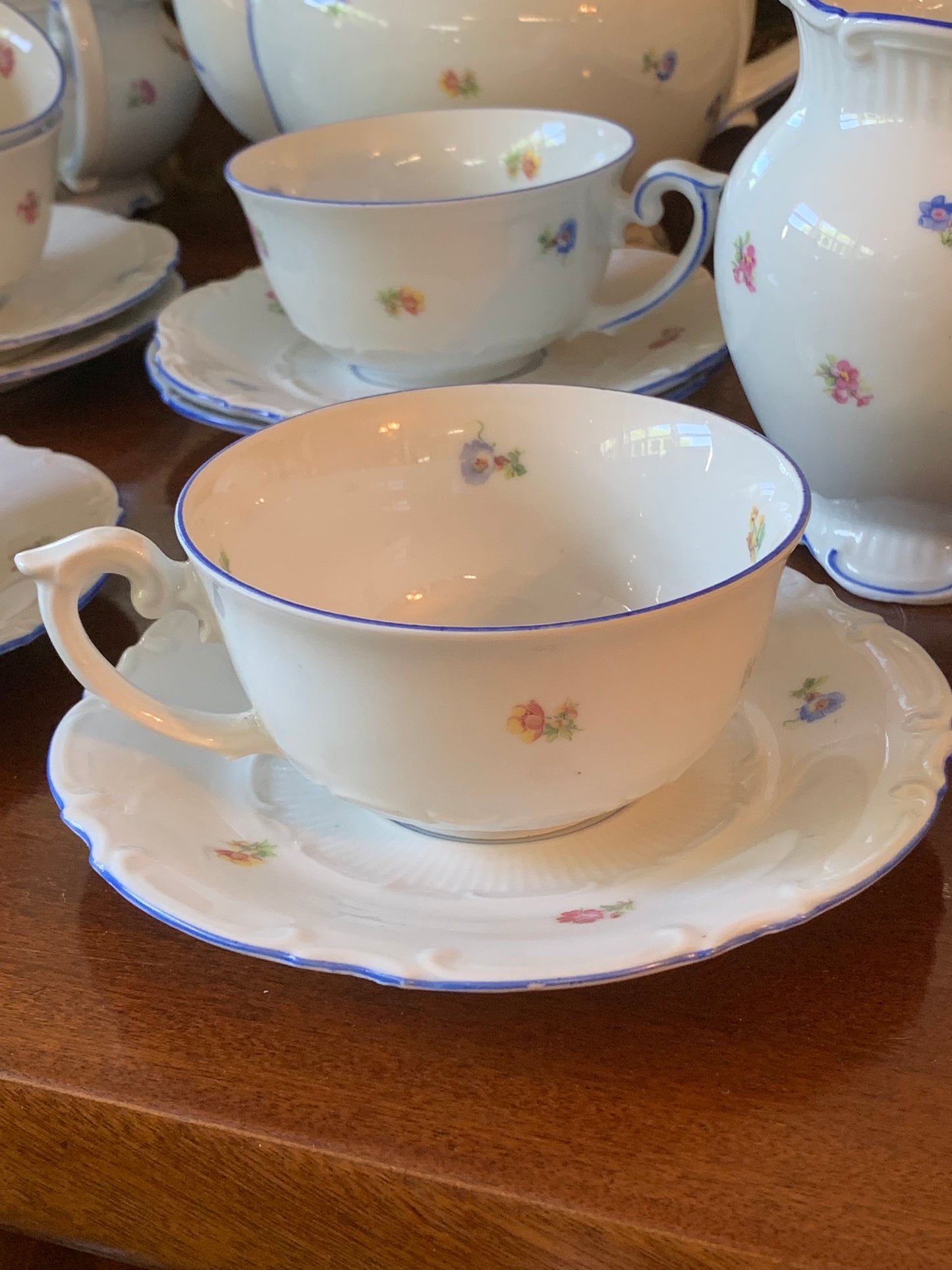 Serwis herbaciany z białej porcelany na 5 osób sygnowany Roshurl 1906-1968