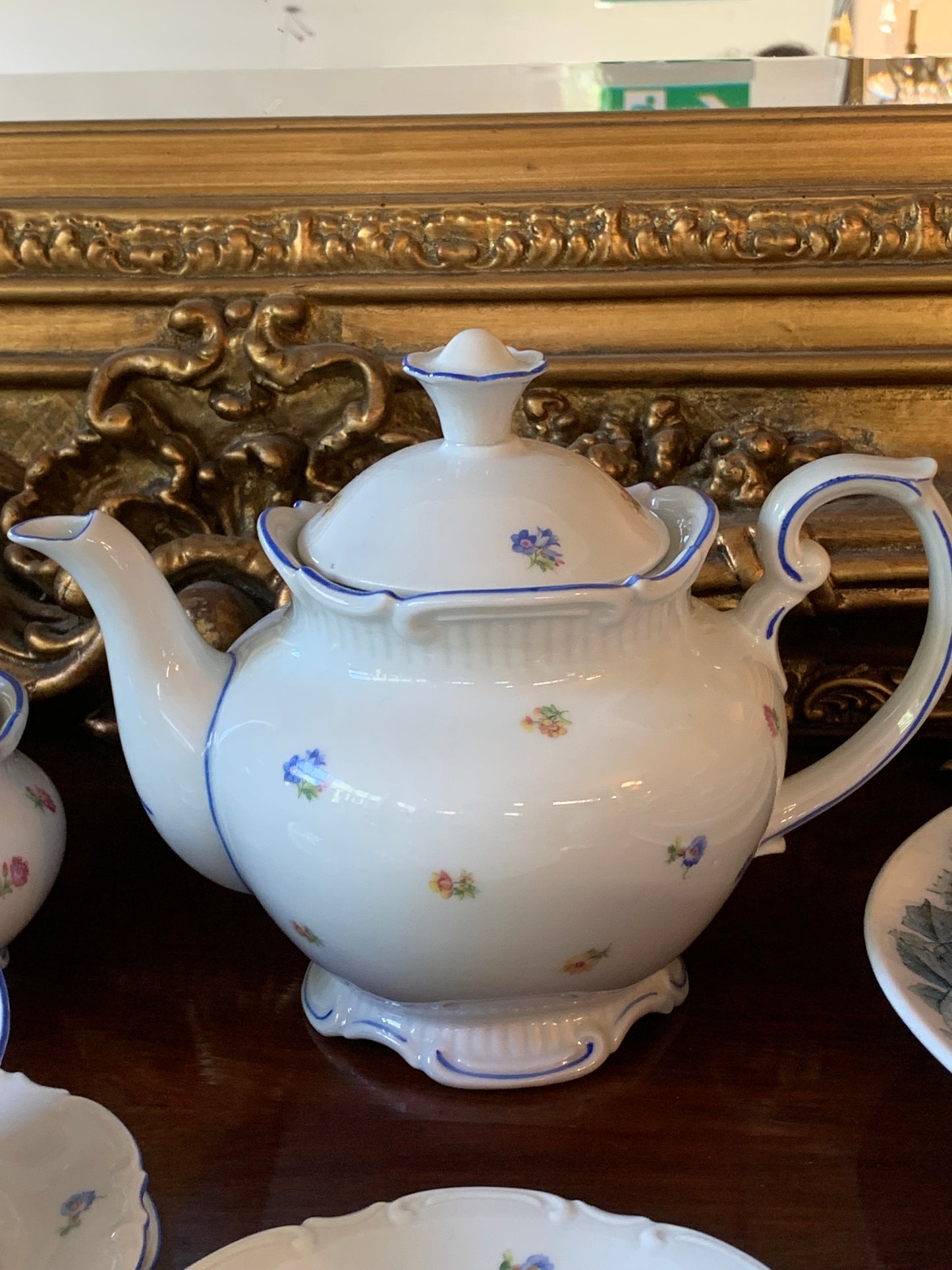 Serwis herbaciany z białej porcelany na 5 osób sygnowany Roshurl 1906-1968