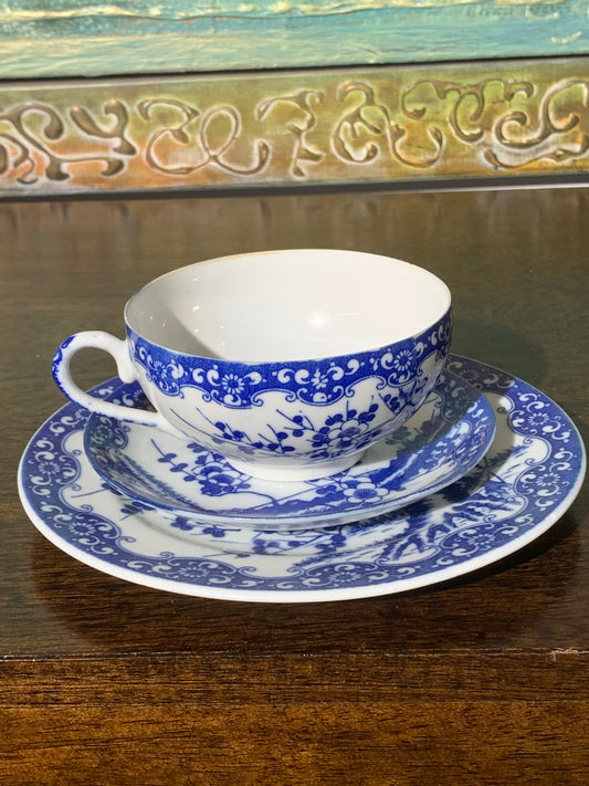 Filiżanka z japońskiej porcelany sygnowana