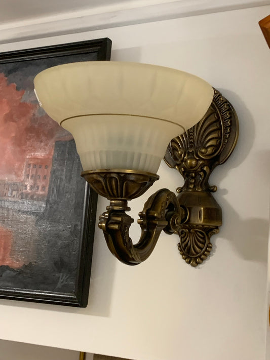 Kinkiet włoski z mosiądzu, klosz szklany