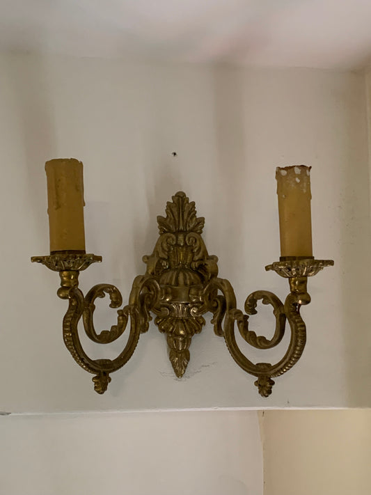 Stylowy kinkiet z mosiądzu na dwie świece