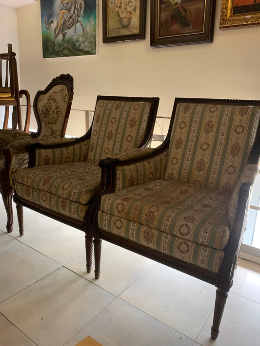 Zabytkowy fotel Ludwik XVI, tapicerowany, rzeźbienia