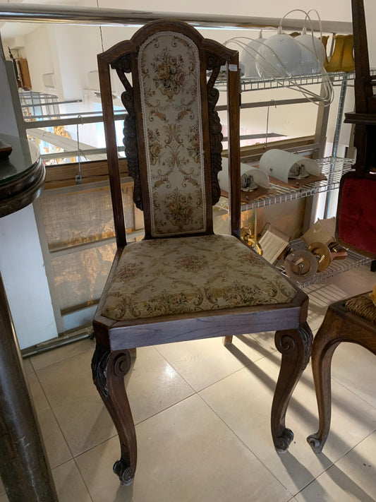 Stylowe krzesło rzeźbione, tapicerowane