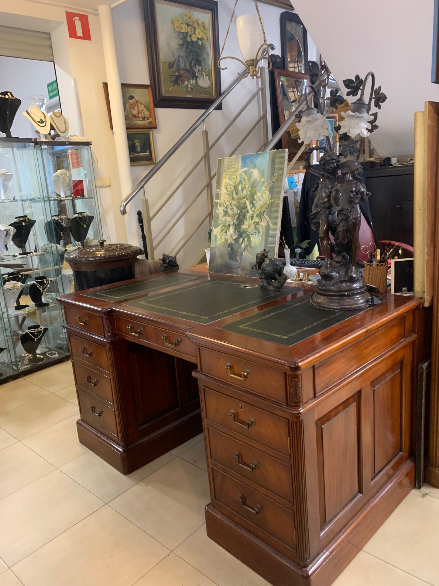 Biurko angielskie mahoniowe, blat - skóra naturalna