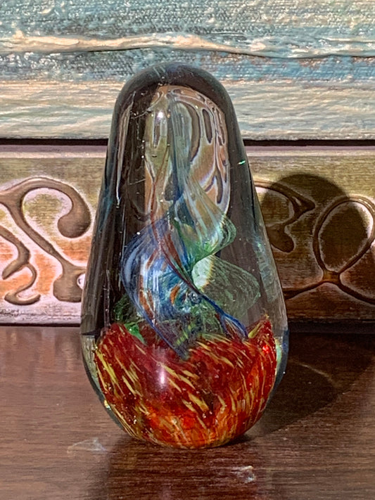 Szklany przycisk do papieru