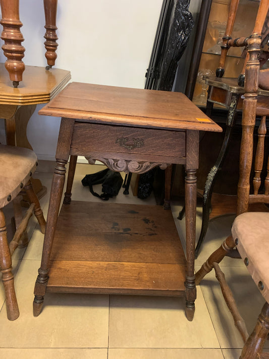 Zabytkowy stolik z półką z dębiny