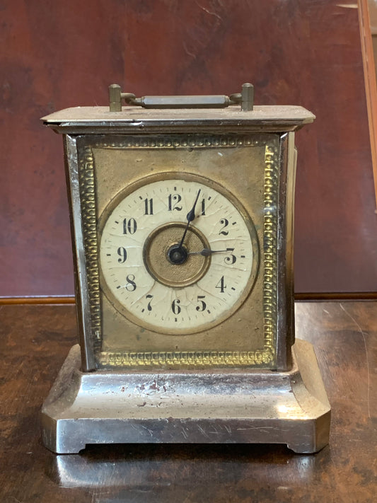 Zegar kominkowy w metalowej obudowie