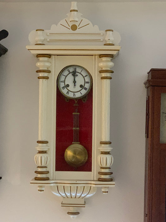 Zegar ścienny Junghans w białej ramie