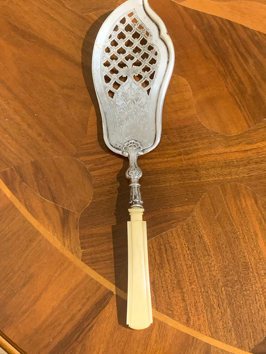 Łopatka srebrna do serwowania ryb secesyjna, 20-te lata XX w.