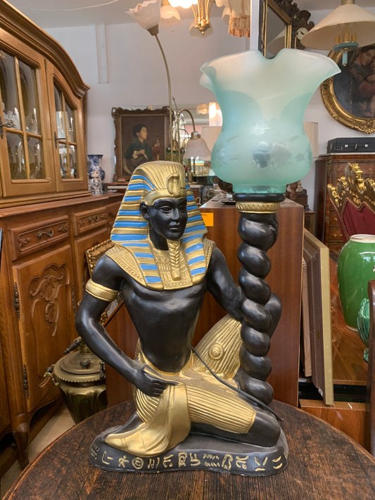 Lampa faraon salonowa, figuralna, ze szklanym kloszem