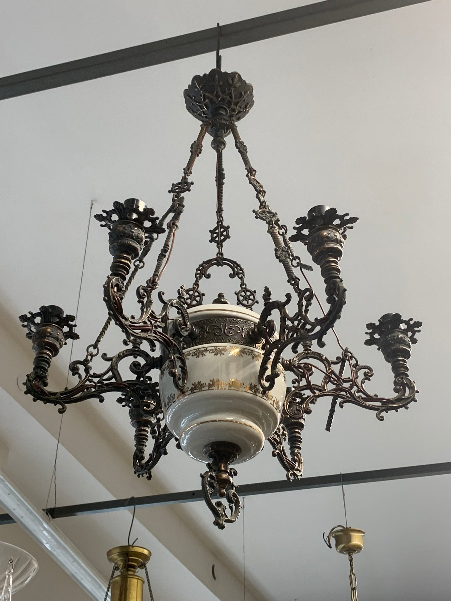 Żyrandol porcelana, metaloplastyka