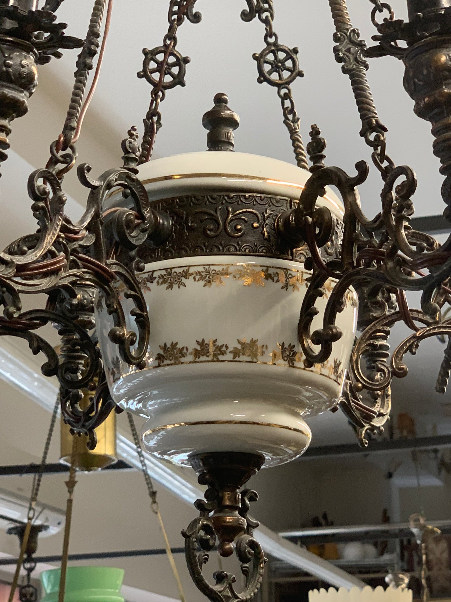 Żyrandol porcelana, metaloplastyka