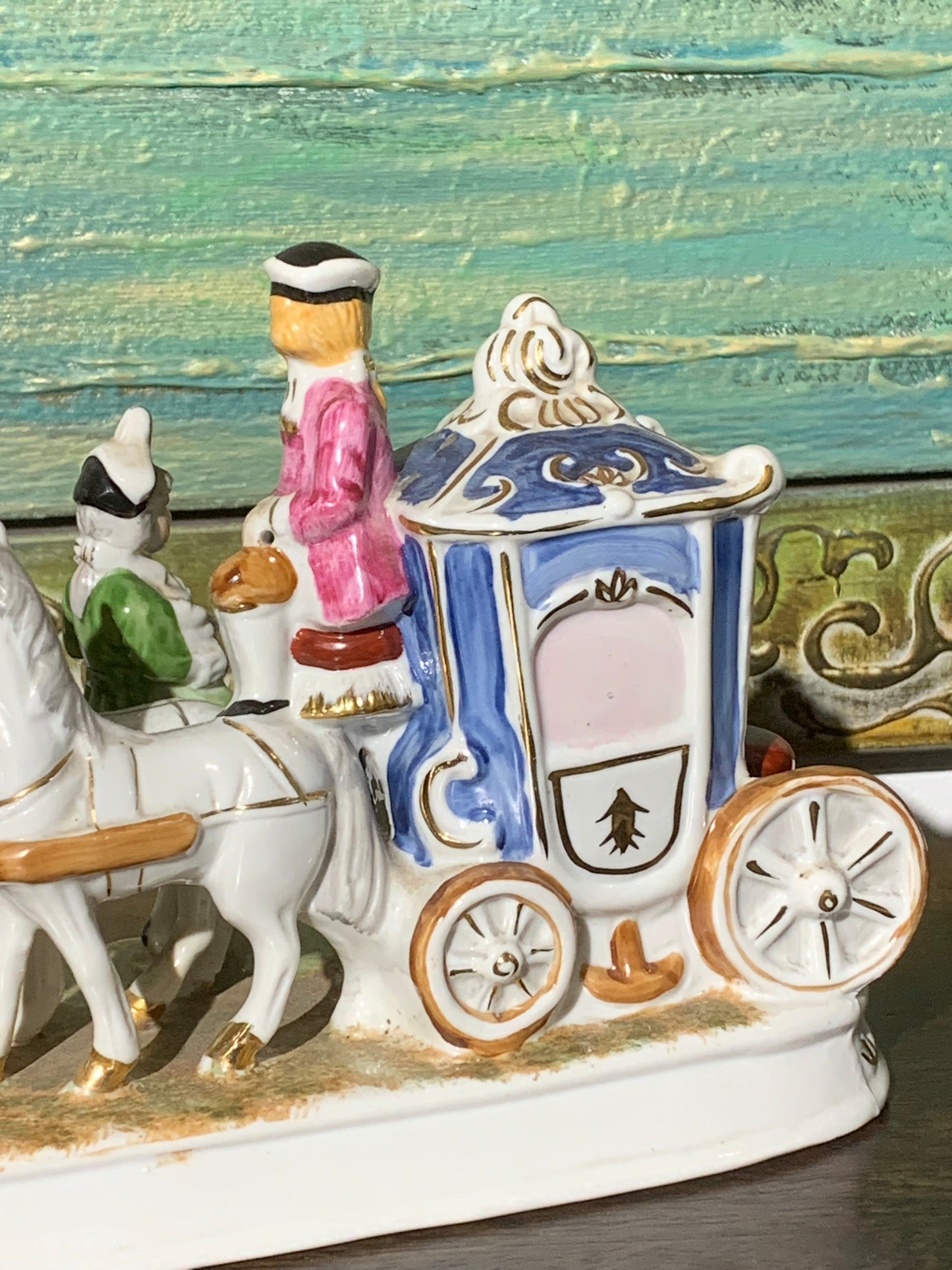 Figurka porcelanowa, barokowa karoca