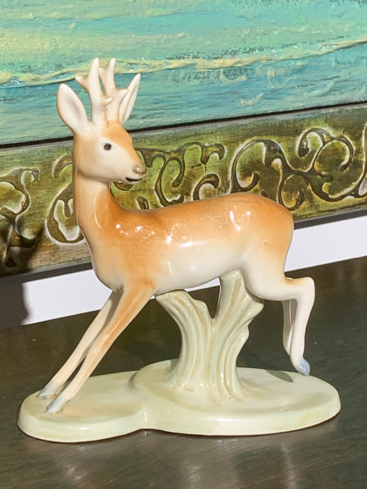 Figurka szkliwiona, porcelanowa jelonek