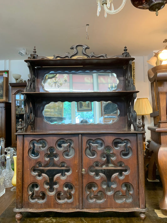 Kredens. witrynka miniatura, ręcznie rzeźbiona z lusterkiem