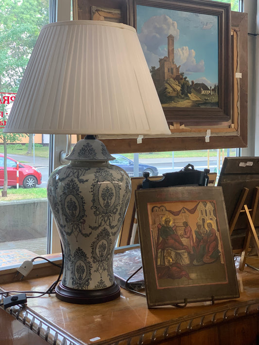 Lampa porcelanowa z plisowanym  abażurem