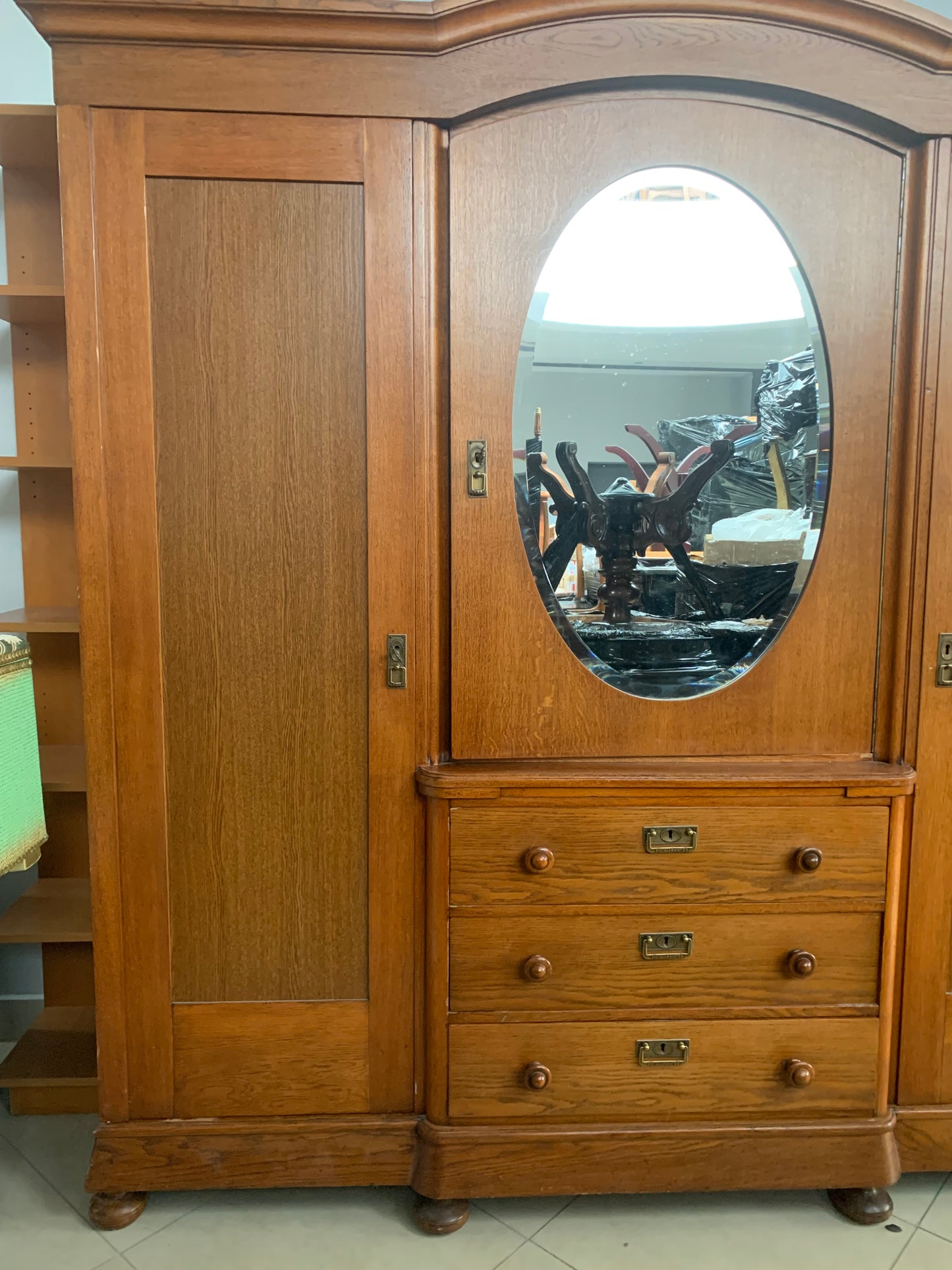 Szafa 3-drzwiowa dębowa, lustro owalne fazowane