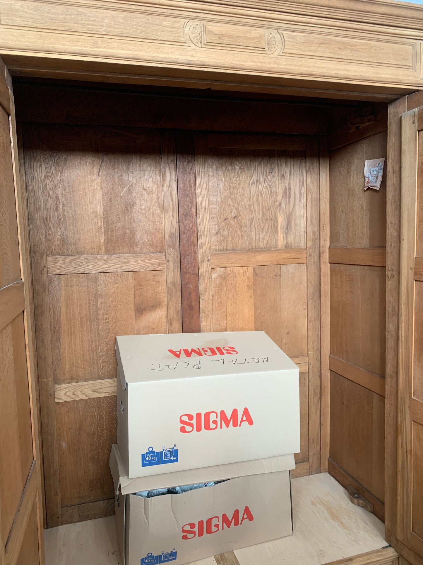 Szafa 2-drzwiowa z surowej dębiny, kryształowe lustro