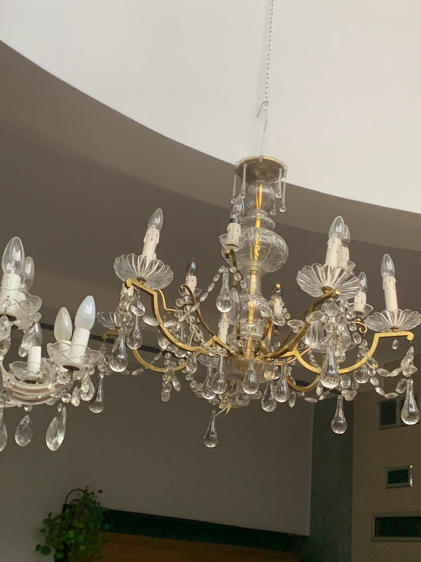 Cascading crystal chandelier with 12 bulbs