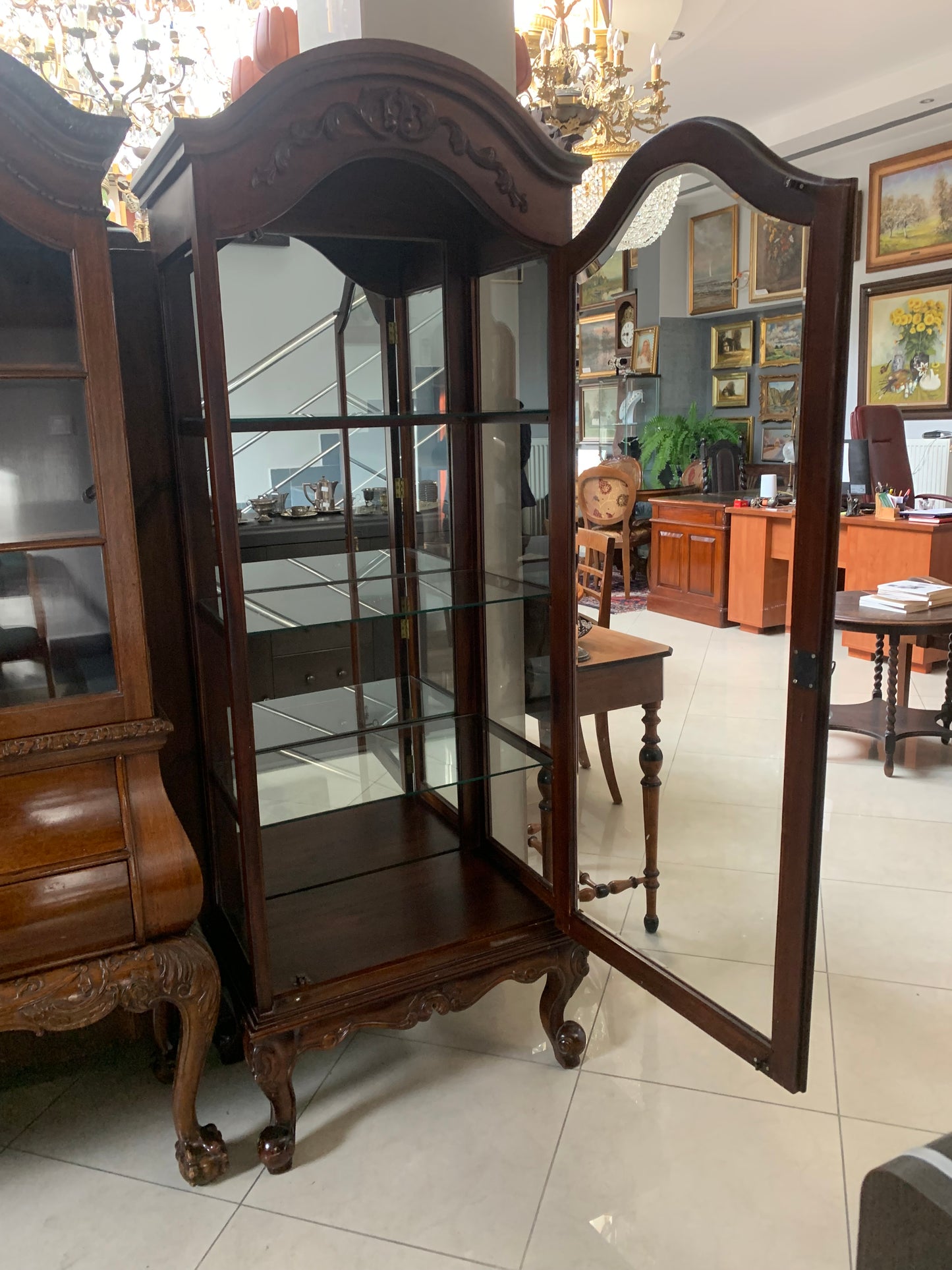 Stylowa witryna oszklona z lustrem