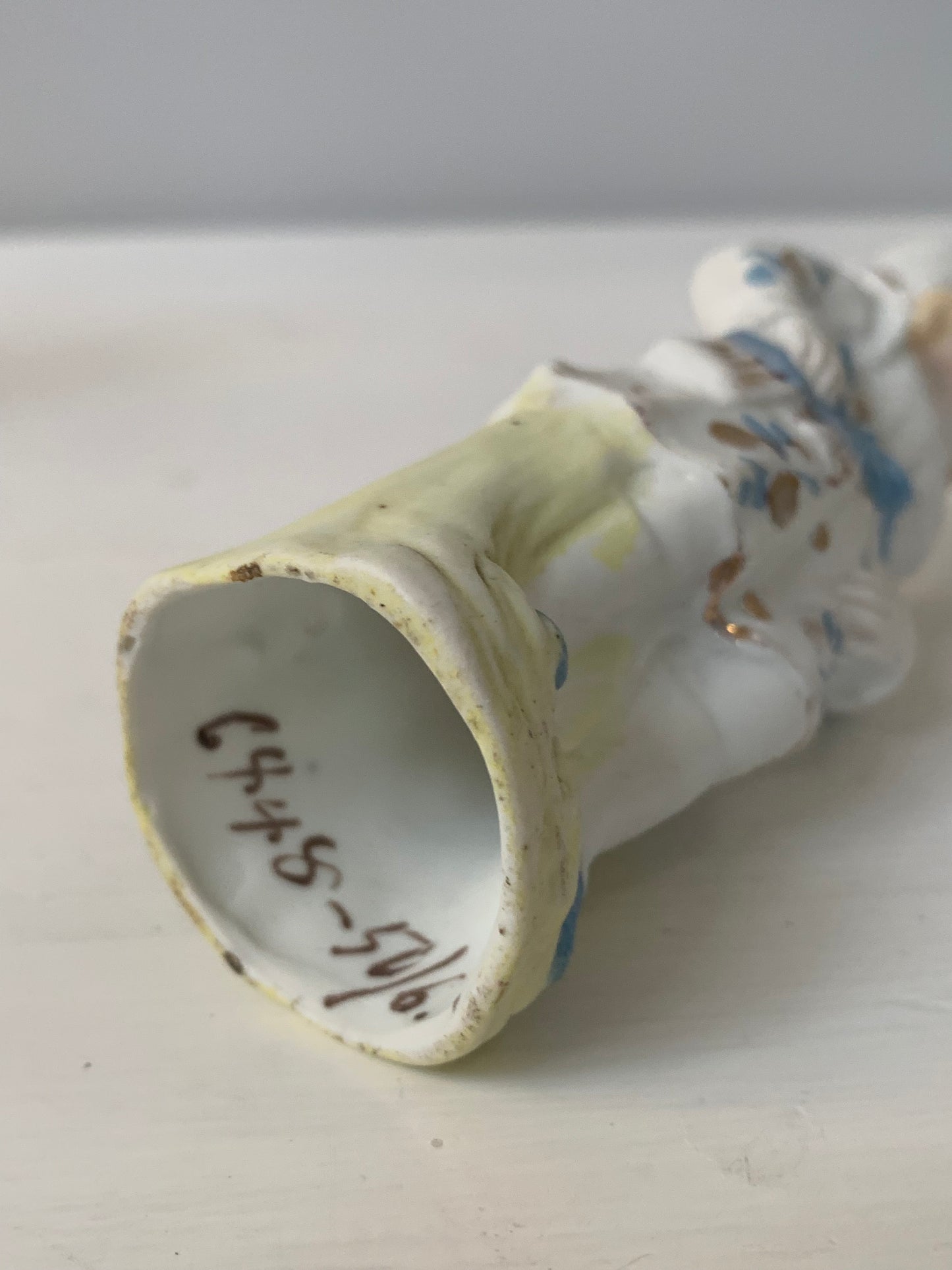 Figurka porcelanowa dziewczynka