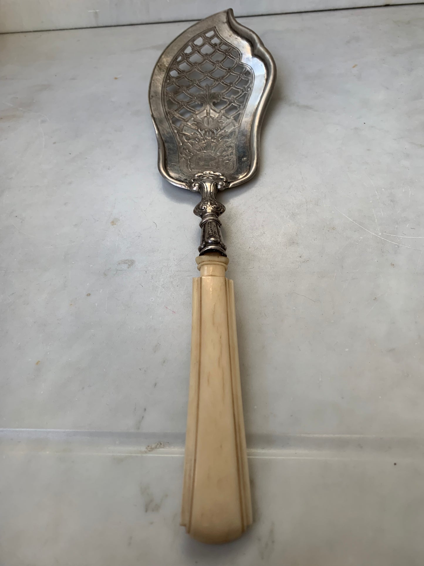 Łopatka srebrna do serwowania ryb secesyjna, 20-te lata XX w.